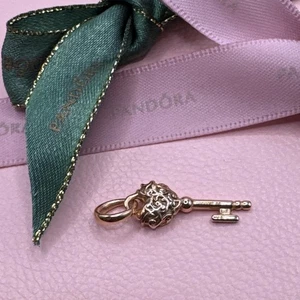 PANDORA ROSE REGAL KEY PENDANT 387725 RETIRED Authentic Ale - Picture 1 of 8