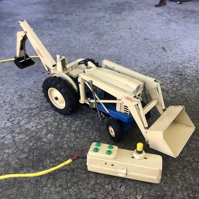 Tractor Cragstan Ford 4000 en funcionamiento control remoto batería op juguete 1:10 Japón Foto 1 de 4