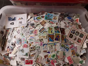 Lotto KG Merce 10000 francobolli senza carta più blocchi in tutto il mondo - Foto 1 di 6