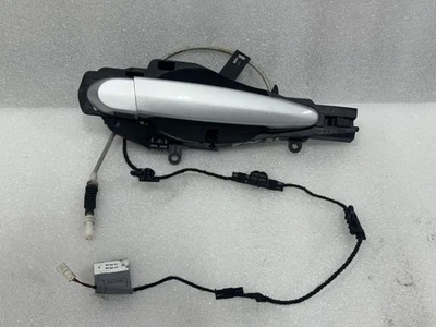 2007 BMW 335i E90 ЛЕВАЯ РУЧКА ЗАДНЕЙ ДВЕРИ СО СТОРОНЫ ВОДИТЕЛЯ ТИТАНОВОЕ СЕРЕБРО 354 - Изображение 1 из 4