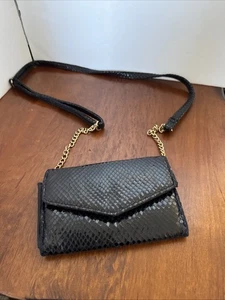 Charlotte Russe schwarze Schlangenlederimitat Handtasche, 6,5 x 4,5 Zoll - Bild 1 von 7