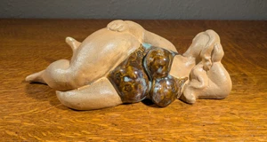 Vintage üppige sonnenbadende Frau Terrakotta Skulptur italienische glasierte Keramik - Bild 1 von 13