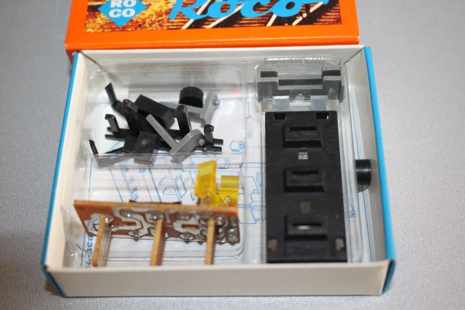 DEVIATORE DI COMANDO A 3 VIE RICAMBI ROCO 10338 X MODELLISMO FERROVIARIO TRENI  - Immagine 1 di 1