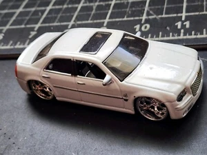 2005 HOT WHEELS DROPSTARS CHRYSLER 300 C WHITE 1:50 SCALE - Picture 1 of 5