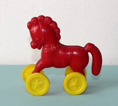 Cheval poney ancien à tirer en plastique dur rouge sur roues 14 cm - Photo 1/2