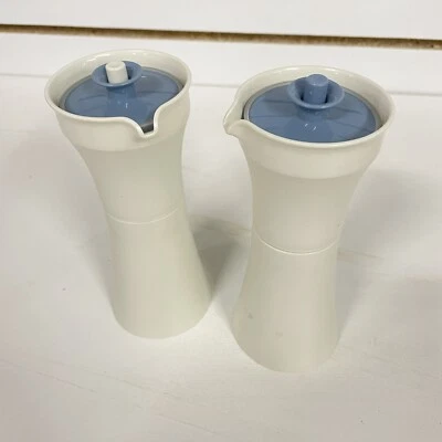 Coppia 2 creme vintage Tupperware 1246 insalata condimento olio/aceto cruet bianco LN - Immagine 1 di 3