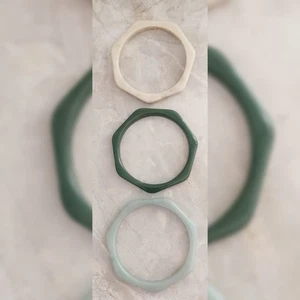 Vintage 60er Set 3 Lucite Sechseck dünne Armreif Armbänder grün blau elfenbeinfarben - Bild 1 von 7