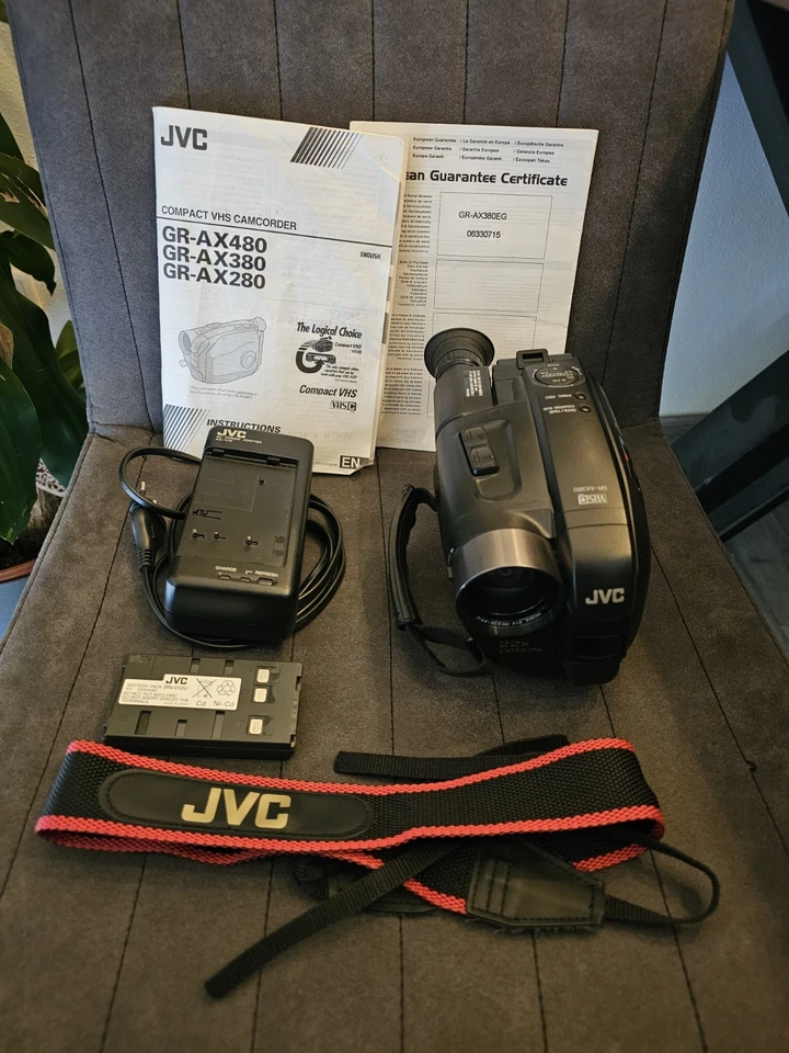 JVC GR-AX380 Camcorder VHSC Tape Analogue Retro Video Camera - Bild 1 von 4