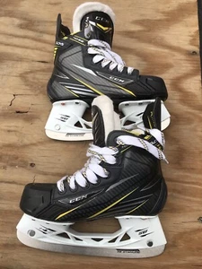 CCM Boys Hockey Skates Size 2.5, Shoe size 3.5 w box - Picture 1 of 3