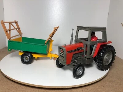 Britains 9598 Massey Ferguson Tractor and Trailor - Image 1 of 4
