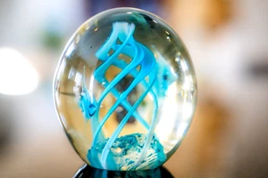 Pisapapeles en forma de huevo de vidrio artístico remolino azul y pez - Imagen 1 de 5