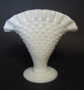  Fenton weiße Miniatur Nagelvase Fächerform unsigniert 4 cm - Bild 1 von 7