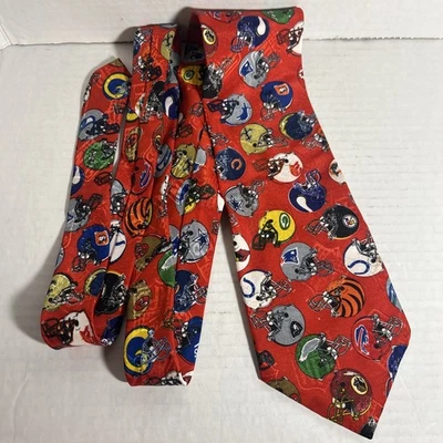 Cascos de fútbol americano vintage de la NFL con corbata deportiva de diferentes equipos colores vivos rojo  Foto 1 de 2