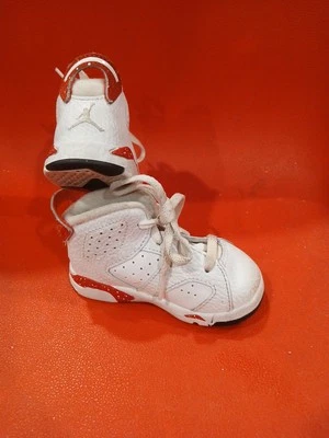 Jordan retro para niños pequeños usados 6.  Talla 5 Rojo/Blanco Foto 1 de 4