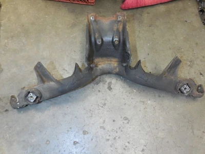 Subchasis trasero cuna travesaño 72-89 mercedes-benz r107 450sl 380sl 560sl Foto 1 de 4