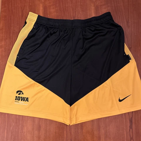 NEW Nike DRI-FIT On Field Iowa Hawkeyes Athletic 7” shorts Mens X-Large (XL) $45 Cover
