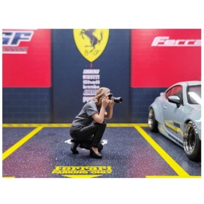 Diorama 1/18 Figure Model Garage Workshop Photography Girl Scene Resin Doll - Image 1 of 4