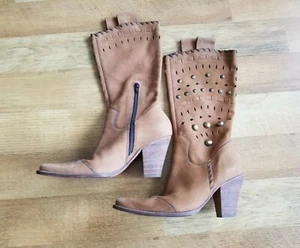 BOUTIQUE 58 Mujer Talla 7.5 Gamuza Apilado Cuero Tacón Sobre Becerro Botas Vaquero - Imagen 1 de 10