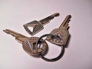 VINTAGE ORIGINAL FORD CHROME BRASS V-LOGO 3 KEYS - CUT - Picture 1 of 5