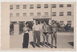 Zärtliche hübsche junge Männer hemdlose muskulöse Ausbuchtung Badehose Strand Gay Int - Bild 1 von 7