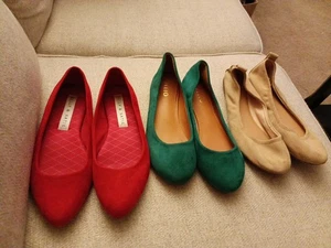 🩰 Kelly & Katie Flats Sz 6 Red Suede Leatherette & Green & Beige Lot Of 3 Flats - Picture 1 of 7