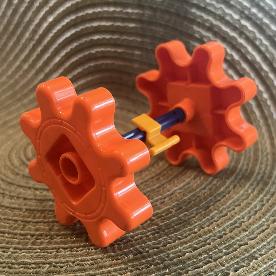 Комплект из 2 оранжевых маленьких зубчатых колес и штанги с мотором в движении - Изображение 1 из 4