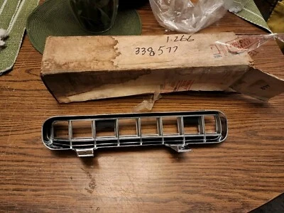 Nuevo de Lote Antiguo Chevrolet Monte Carlo 1974 Parrilla Inferior Inserto GM 1338577 LH Foto 1 de 4