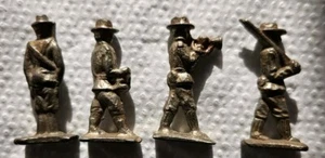 Vintage Metal Lead, 4 Solid Metal Soldiers (Rust), Platform Figure - Picture 1 of 4
