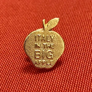 Pin Anstecknadel "ITALY IN THE BIG APPLE" - ITALIEN IM GROSSEN APFEL - Bild 1 von 4