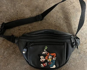 Kunstleder schwarz bestickt Mickey Mouse Goofy Donald Duck Bauchtasche - Bild 1 von 5