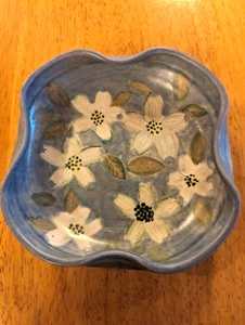 Tazón bajo pellizcado de cerámica artística con flores de madera de perro Cindy Regina plato floral estudio - Imagen 1 de 15