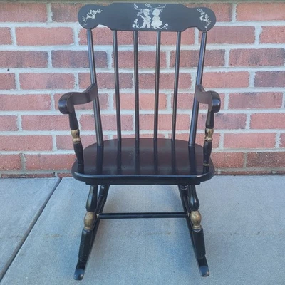 Mecedora infantil acabado negro husillo respaldo plantilla riel superior detalles dorados Foto 1 de 4
