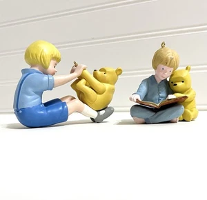 2 Hallmark Store Classic Winnie the Pooh & Christopher Robin Weihnachtsschmuck - Bild 1 von 11
