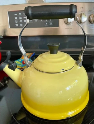 Tetera Le Creuset Gradiente Amarillo Silbido Esmalte 1,7 litros Foto 1 de 4
