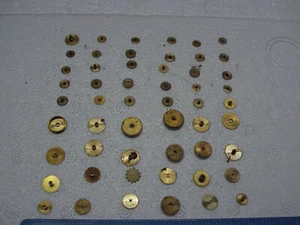 55 engranajes de reloj pequeños de latón macizo usados Steampunk piezas de arte alteradas reparación #24 - Imagen 1 de 10