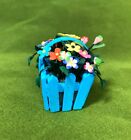 Maison de poupée miniature fleurs de printemps dans une boîte de clôture de piquetage 3 1/4" échelle 1:12