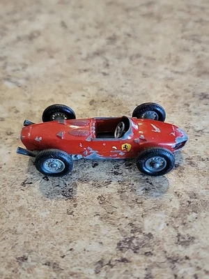 Coche de carreras F1 Ferrari #73 Matchbox Lesney rojo #73 BPW ruedas de plástico negro Foto 1 de 4