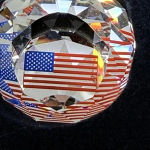 Swarovski Kristall 2001 Amerikanische Flagge 40 mm Kugel USA Briefbeschwerer - Bild 1 von 8