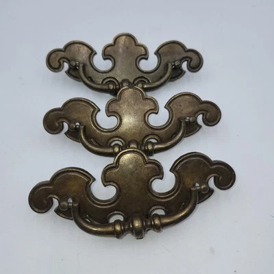 Lote de 3 tiradores de cajón de ala de murciélago de latón antiguos de colección 3,5" CTC 6" Foto 1 de 4