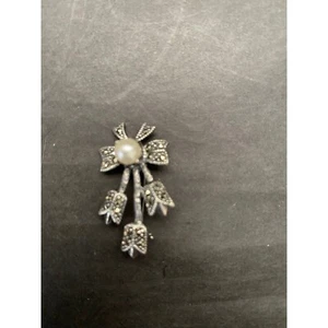 Broche prendedor vintage de plata 925 de marcasita y perlas de imitación - Imagen 1 de 5