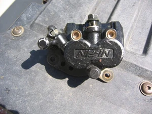 YZ125 YZ250 1989 y 93-94 WR500 OEM PINZA DE FRENO DELANTERA Y SOPORTE NECESITA SERVICIO - Imagen 1 de 7