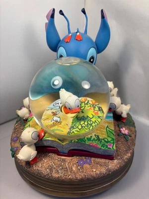 Disney’s LILO & Stitch Ducks Duckling 8.5 musical Dance Snow Globe sm defecto Foto 1 de 4