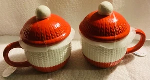 Keramik Nikolausmütze Tassen mit Deckel (2er Set) - rot/weiß Urlaub Kakaotassen Dekor - Bild 1 von 4
