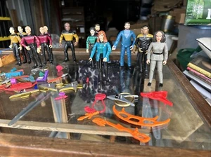 Star Trek Picard Next Generation Kunststoff Figuren 14 Figuren und "Zeug" - Bild 1 von 17