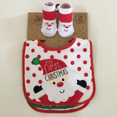 NUEVO Juego de 3 baberos y calcetines infantiles 0-6 M 1ª Navidad | Baby Essentials Foto 1 de 4