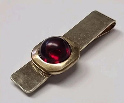 De colección TIE BAR CLIP BROCHE ESTANCIA Tono Dorado Una Pieza Media Cúpula Rubí Rojo Cabujón Foto 1 de 4