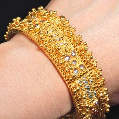 Brazalete de lujo de oro amarillo y blanco macizo de 22k con tornillo de 7 pulgadas Foto 1 de 4