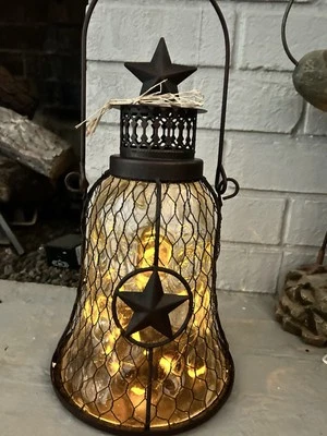 Linterna de patio iluminada de vidrio cerrado con alambre negro Foto 1 de 4