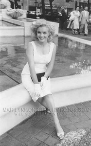 MARILYN MONROE WATER FOUNTAIN STOP (1) RARE 4x6 PHOTO - Picture 1 of 1