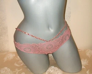 NWT $88 Victoria Secret Designer Collection Blush Cheekini Panty S - Foto 1 di 4